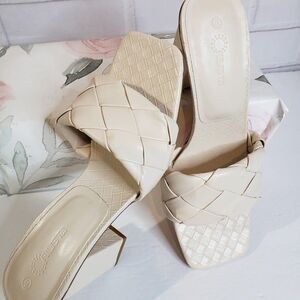 Beautiful Rilista Neutral Cream Square Toe Heeled Sandals womens 8 Block Heel